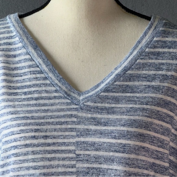 Berkley Jensen long sleeve Blue Striped V-Neck Top XL polyester Rayon - Picture 2 of 7